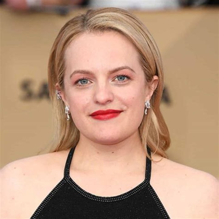 How tall is Elisabeth Moss